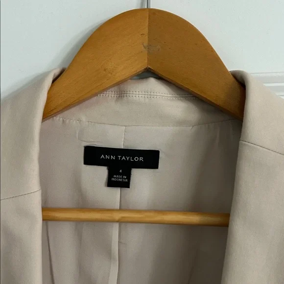 Ann Taylor Beige Suit Set- Blazer size 4, Pants size 0 - Picture 2 of 7